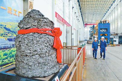 钢海绵钛生产线。 梁建伟 摄