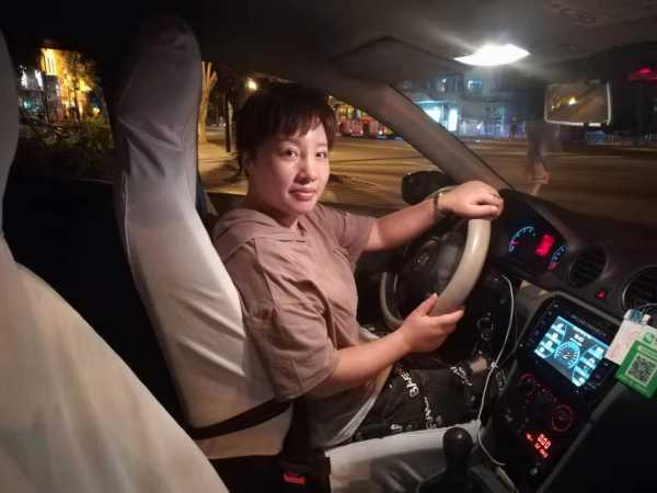 夜幕下,攀枝花跑夜班的“的姐”