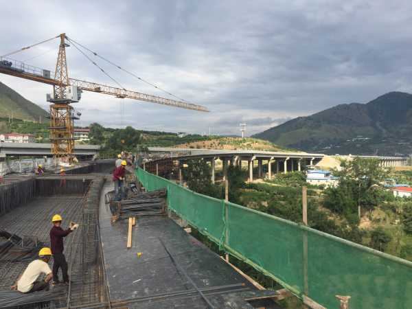 图为中坝互通C匝道桥施工现场