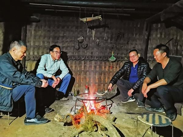 市文广旅局党员干部围坐在火塘边向彝族同胞宣讲主题教育和嘘寒问暖