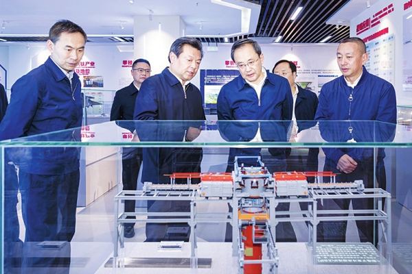 省委常委、常务副省长王宁一行在市委书记贾瑞云,市委副书记、市长王波等的陪同下,在攀枝花钒钛资源开发利用展览馆参观“EB炉”模型