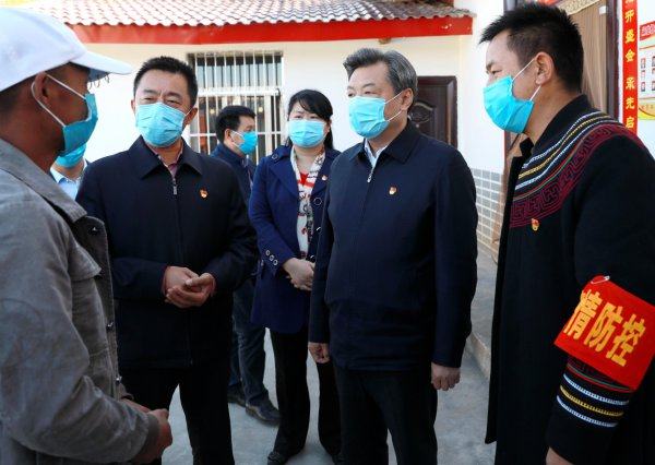 2��12�գ���ί��Ǽ���������������¤������ׯ�����鶽��ũ��������غ���ƶ���Ṥ��ʱ������񼪿˱�Ī���н�̸