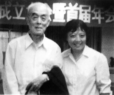 1985꣬ƣң뼾йȽѧѧϵĺӰ